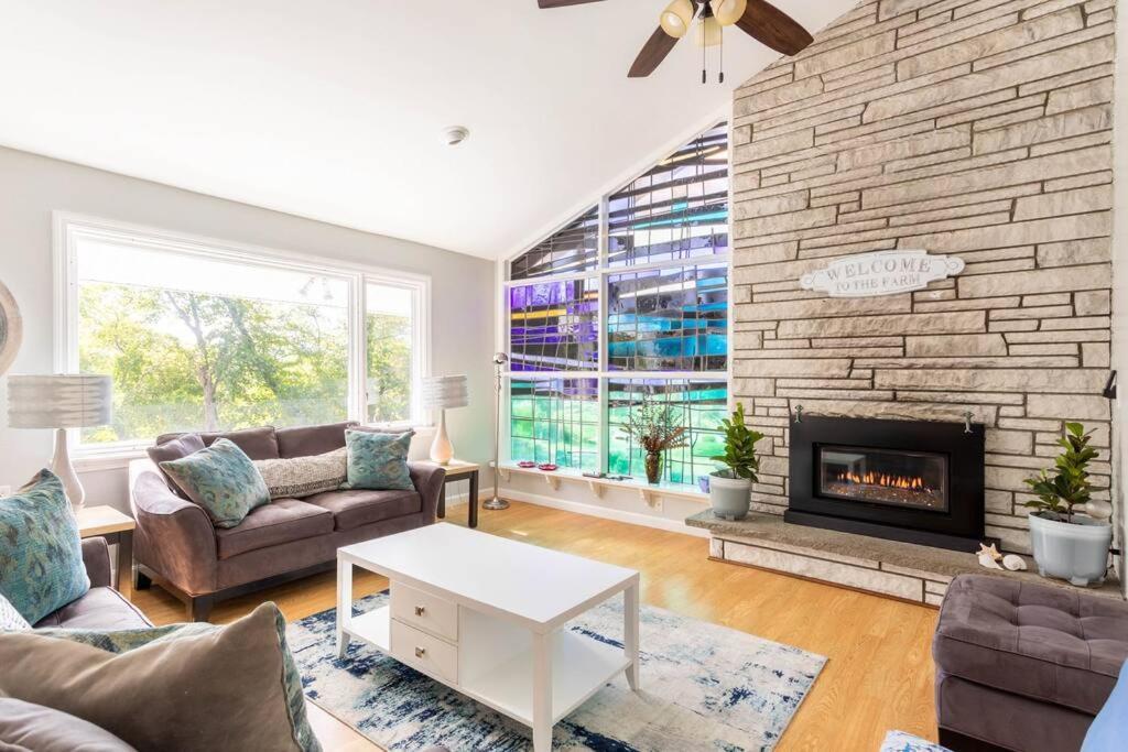 Unique Retreat With Private Patio, 4 King Beds And Bbq Βίλα Groton Εξωτερικό φωτογραφία