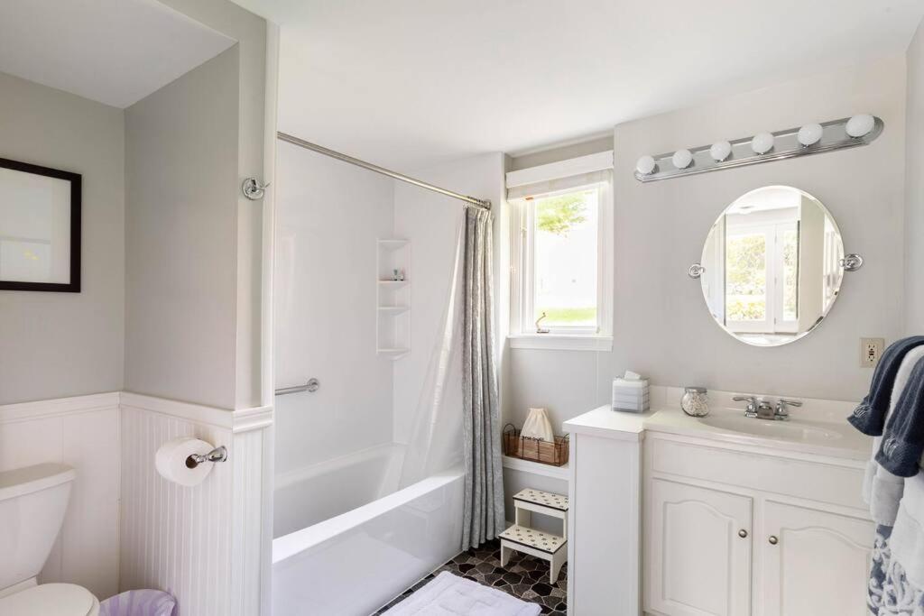 Unique Retreat With Private Patio, 4 King Beds And Bbq Βίλα Groton Εξωτερικό φωτογραφία