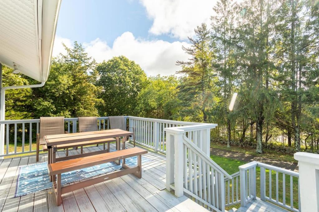 Unique Retreat With Private Patio, 4 King Beds And Bbq Βίλα Groton Εξωτερικό φωτογραφία