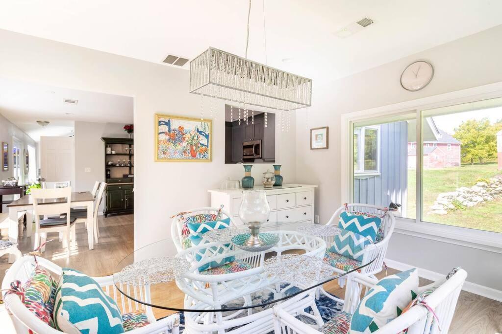 Unique Retreat With Private Patio, 4 King Beds And Bbq Βίλα Groton Εξωτερικό φωτογραφία