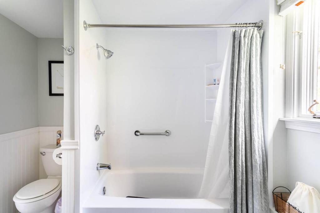 Unique Retreat With Private Patio, 4 King Beds And Bbq Βίλα Groton Εξωτερικό φωτογραφία