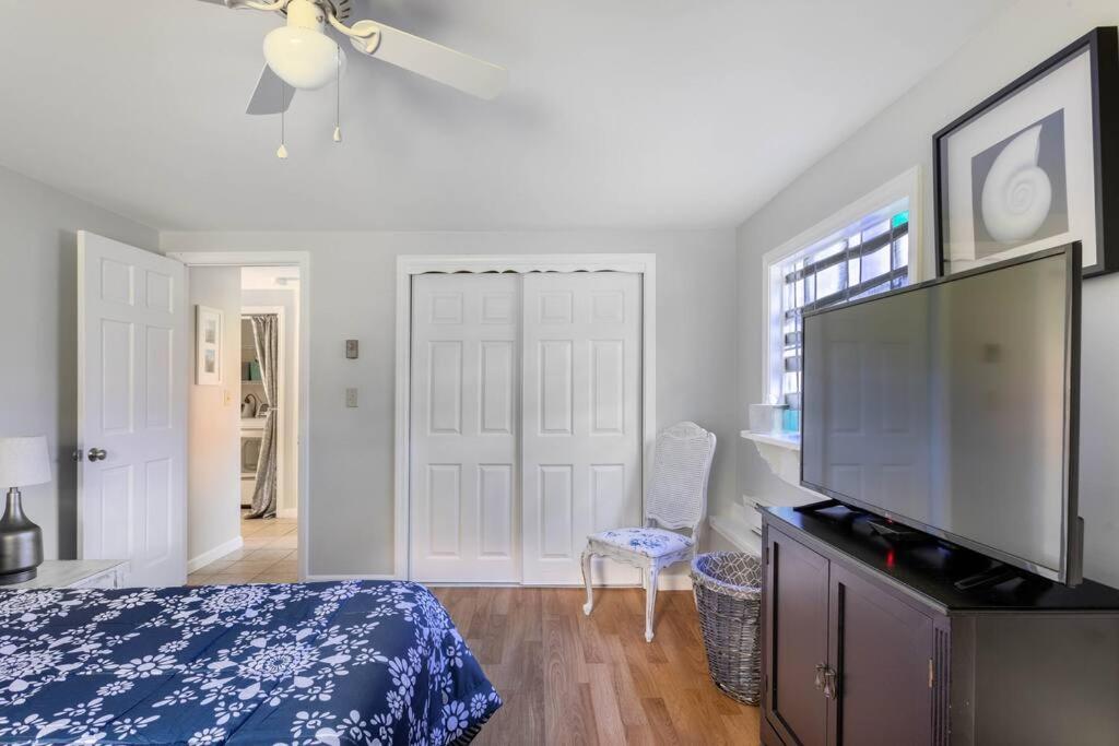 Unique Retreat With Private Patio, 4 King Beds And Bbq Βίλα Groton Εξωτερικό φωτογραφία