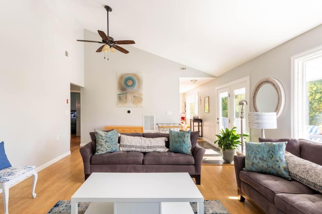 Unique Retreat With Private Patio, 4 King Beds And Bbq Βίλα Groton Εξωτερικό φωτογραφία