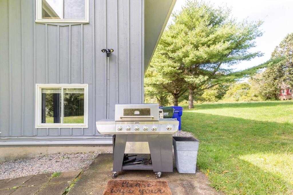 Unique Retreat With Private Patio, 4 King Beds And Bbq Βίλα Groton Εξωτερικό φωτογραφία