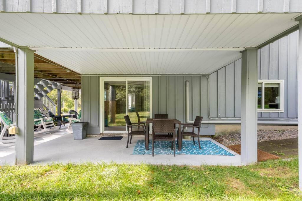 Unique Retreat With Private Patio, 4 King Beds And Bbq Βίλα Groton Εξωτερικό φωτογραφία