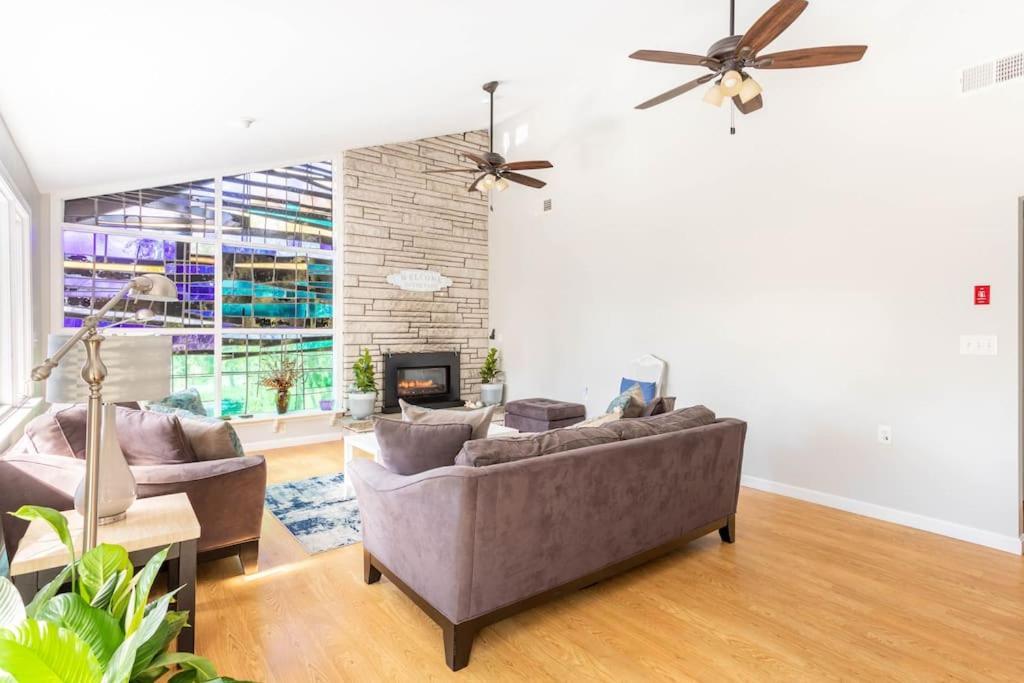 Unique Retreat With Private Patio, 4 King Beds And Bbq Βίλα Groton Εξωτερικό φωτογραφία